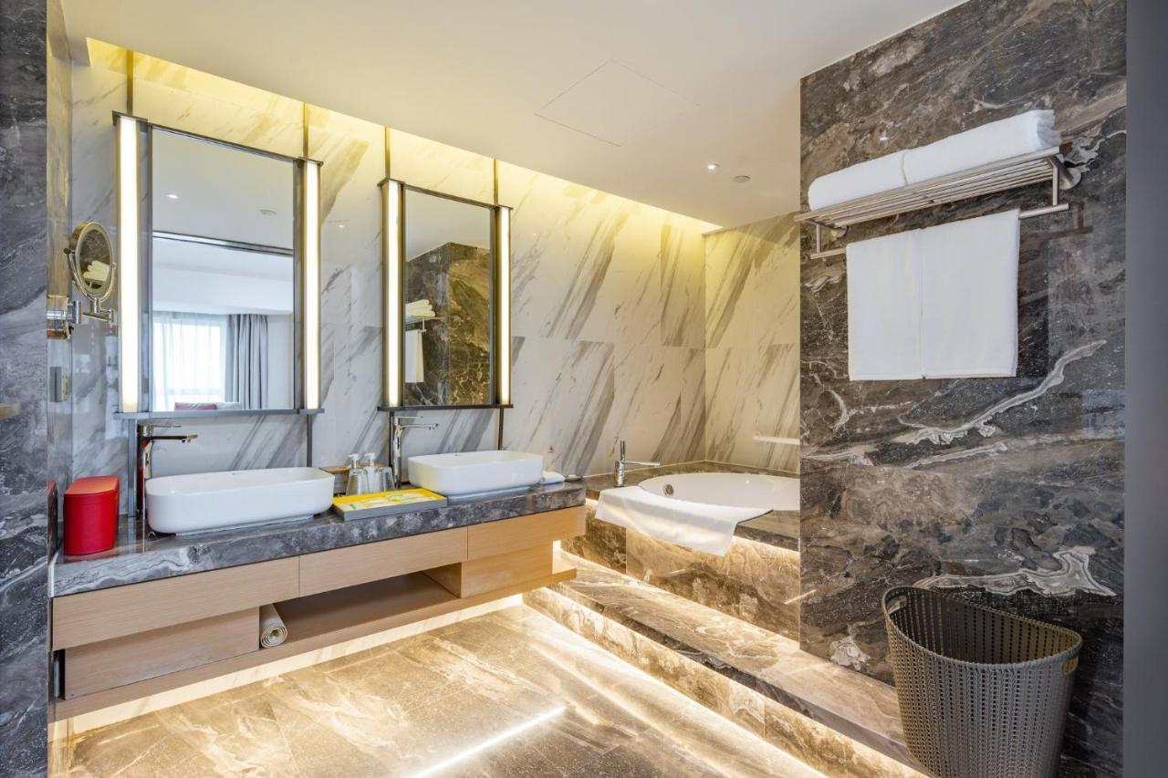 Holiday Inn Shanghai Huaxia By Ihg - Overlooking City Scenery At Sky View Restaurant Buitenkant foto