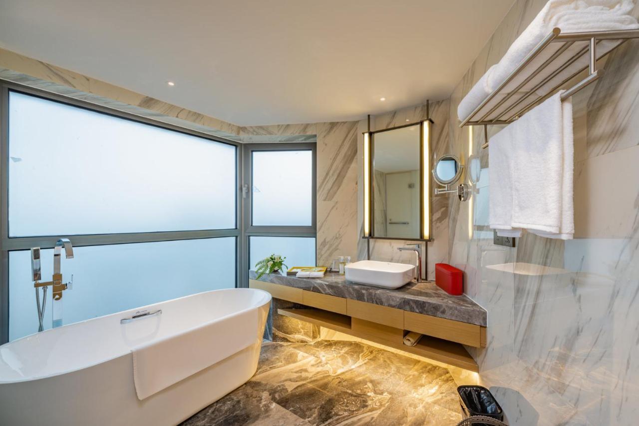 Holiday Inn Shanghai Huaxia By Ihg - Overlooking City Scenery At Sky View Restaurant Buitenkant foto