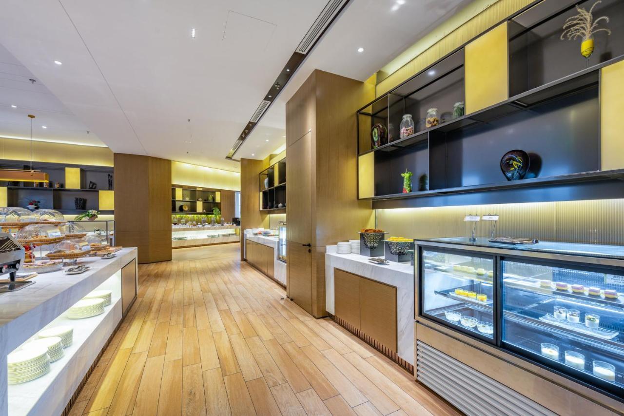 Holiday Inn Shanghai Huaxia By Ihg - Overlooking City Scenery At Sky View Restaurant Buitenkant foto