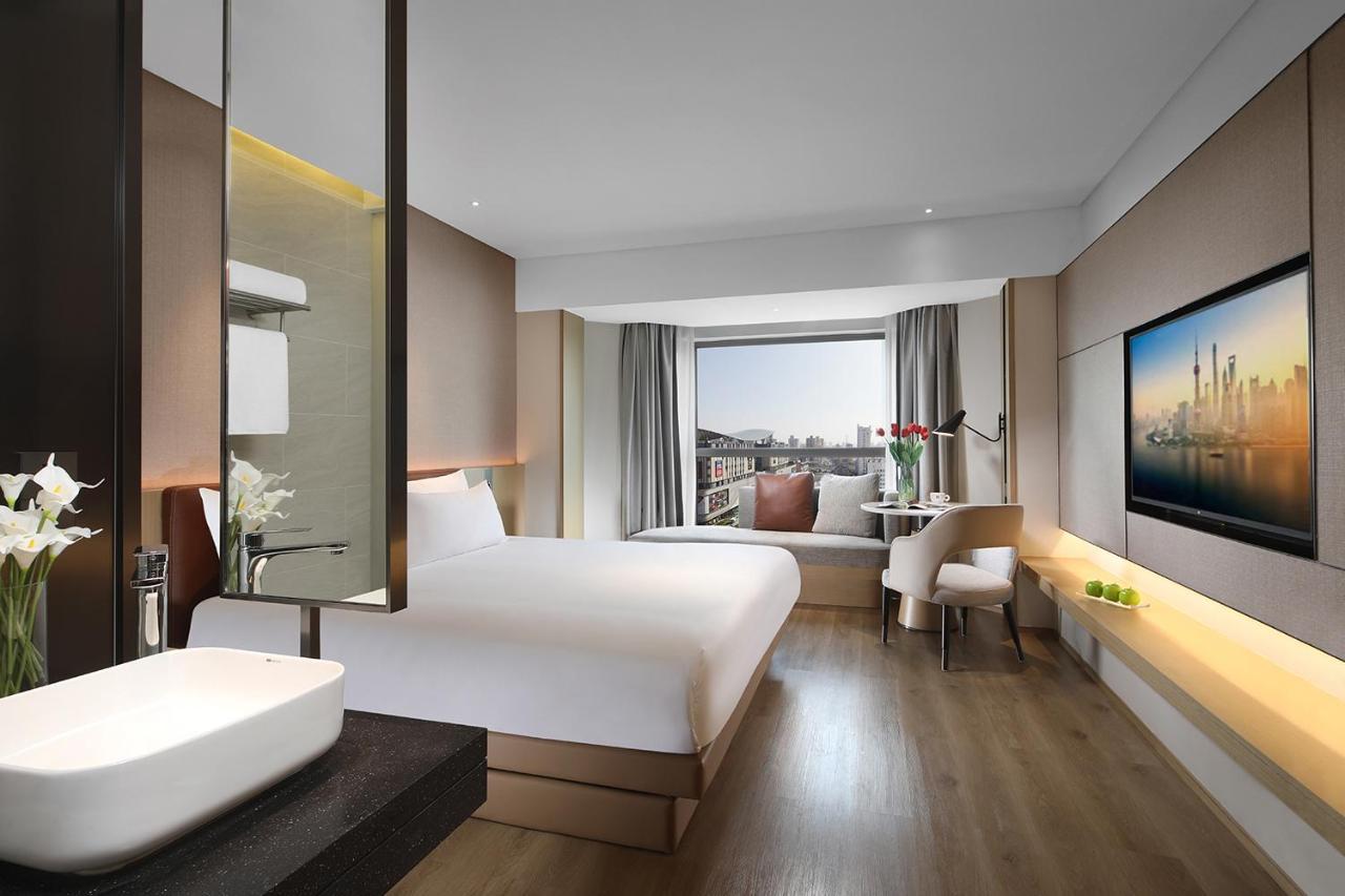 Holiday Inn Shanghai Huaxia By Ihg - Overlooking City Scenery At Sky View Restaurant Buitenkant foto