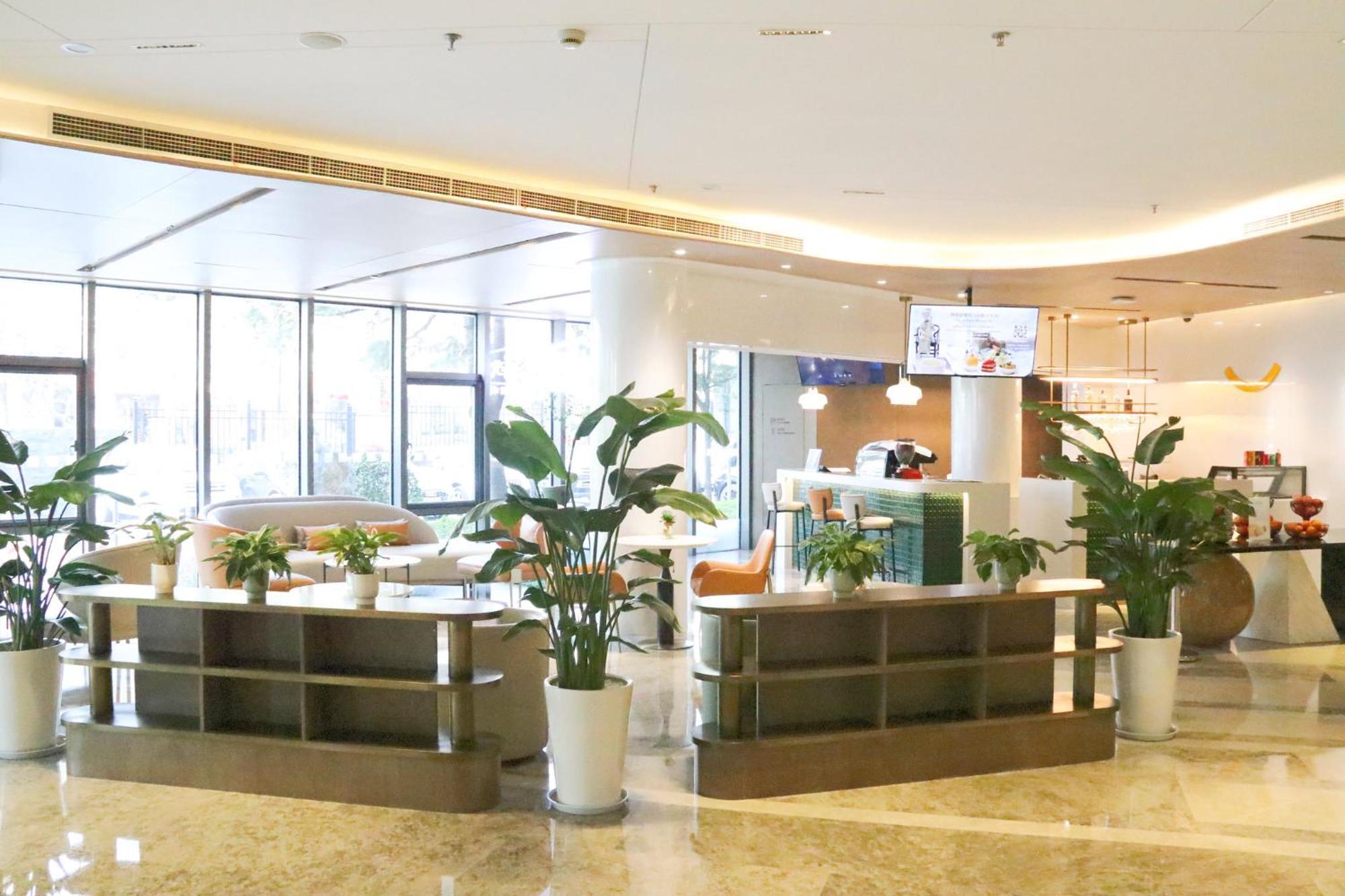 Holiday Inn Shanghai Huaxia By Ihg - Overlooking City Scenery At Sky View Restaurant Buitenkant foto