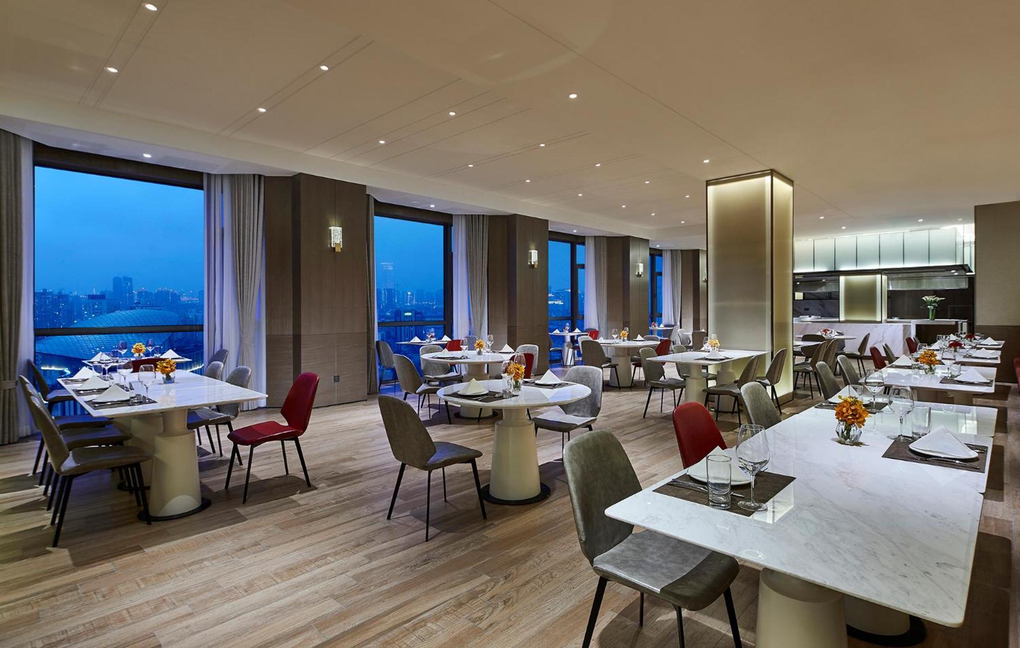 Holiday Inn Shanghai Huaxia By Ihg - Overlooking City Scenery At Sky View Restaurant Buitenkant foto