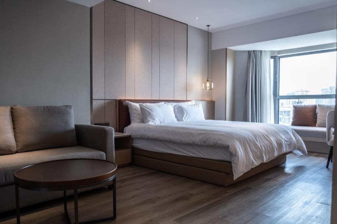 Holiday Inn Shanghai Huaxia By Ihg - Overlooking City Scenery At Sky View Restaurant Buitenkant foto