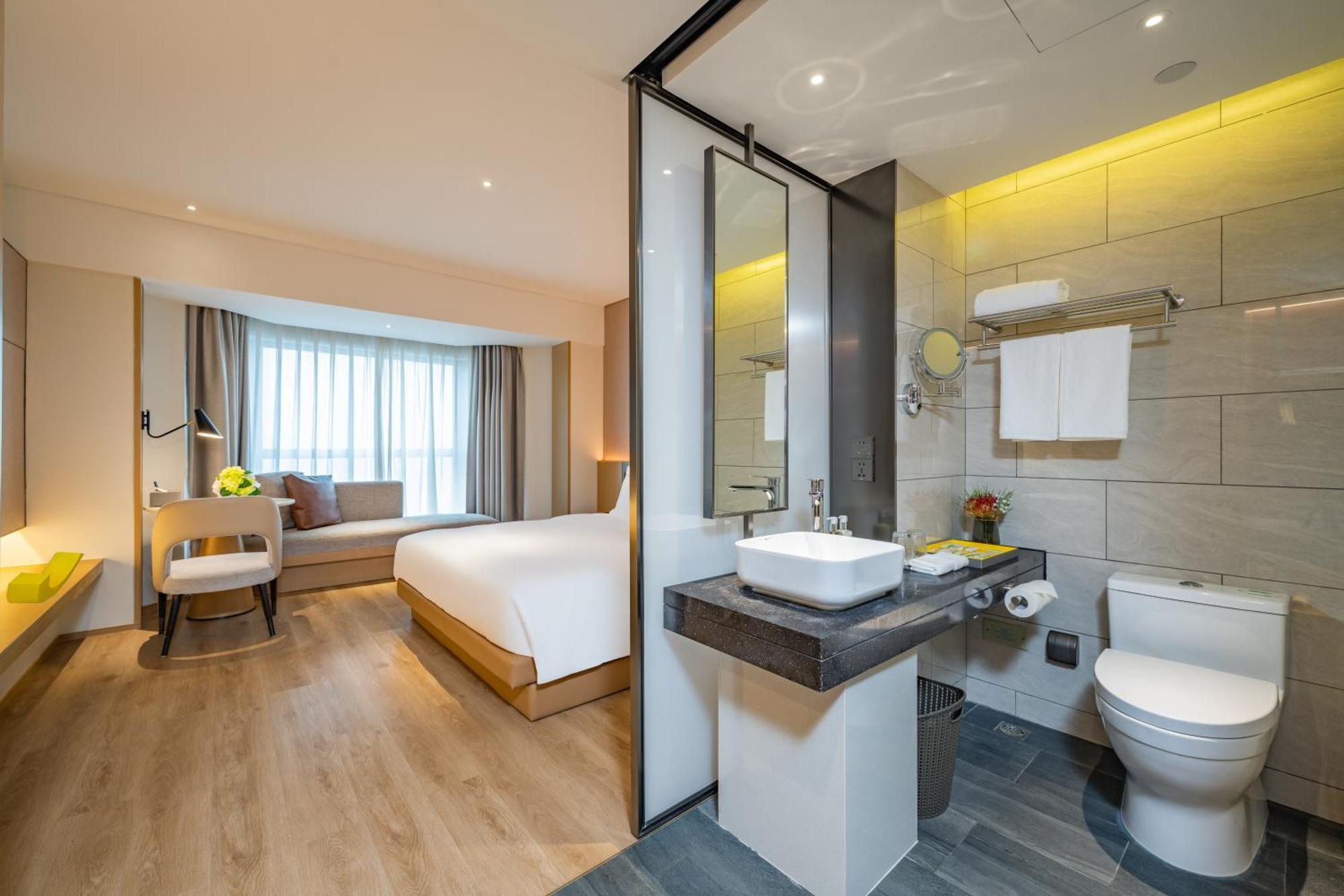 Holiday Inn Shanghai Huaxia By Ihg - Overlooking City Scenery At Sky View Restaurant Buitenkant foto