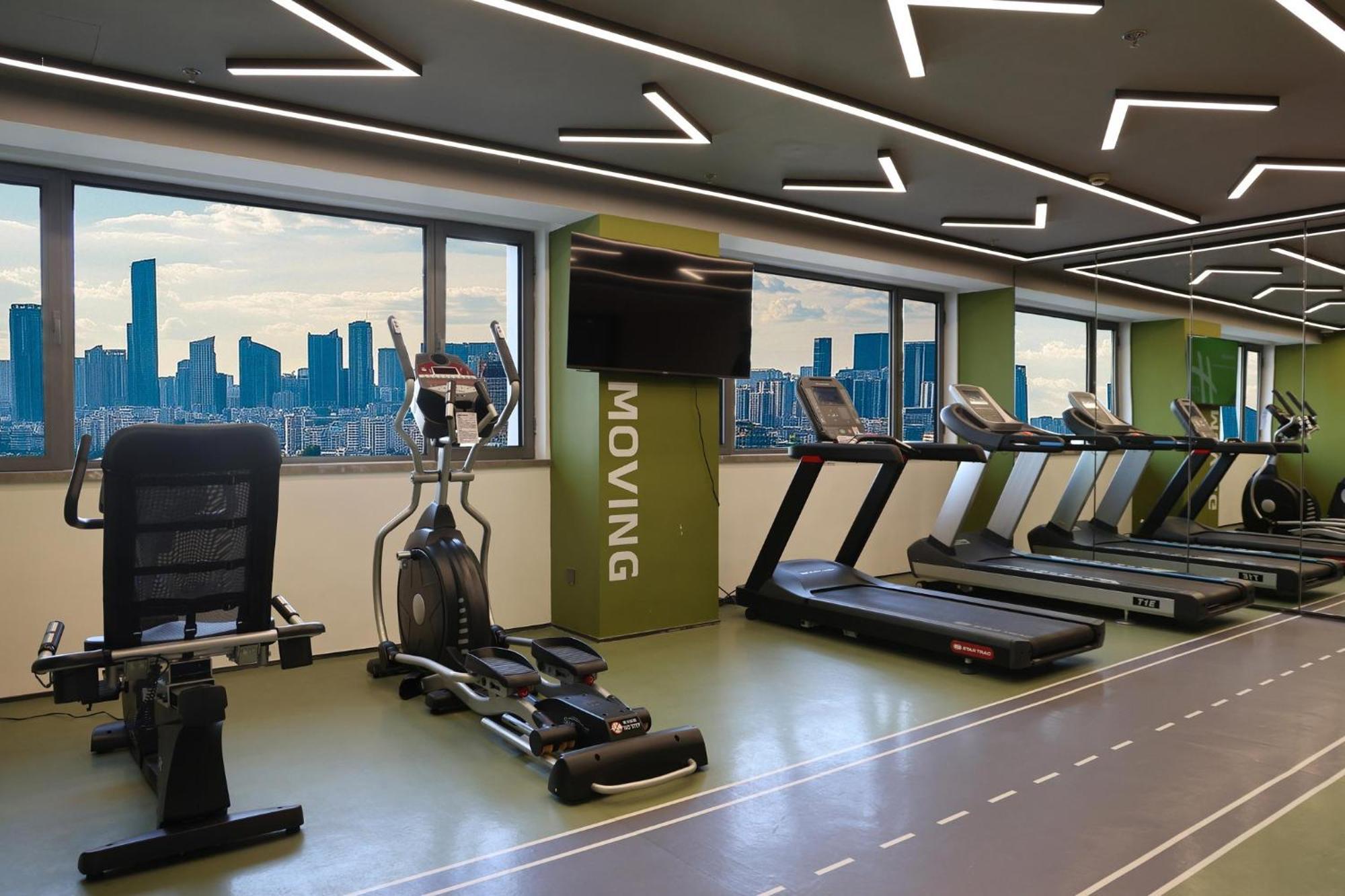 Holiday Inn Shanghai Huaxia By Ihg - Overlooking City Scenery At Sky View Restaurant Buitenkant foto